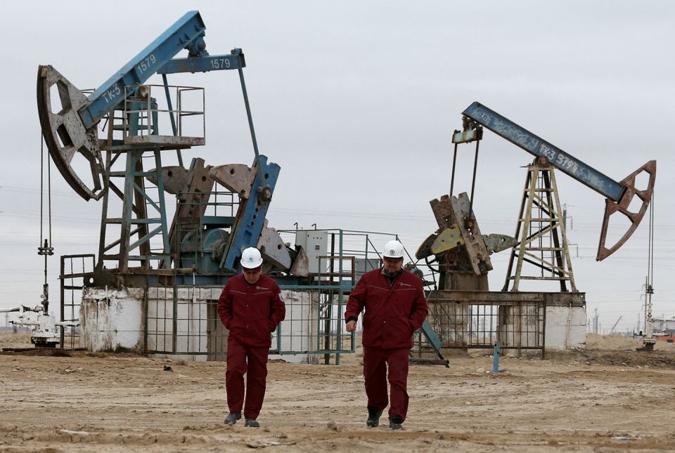 Giá dầu tăng 3% do nguồn cung thắt chặt, lo ngại về lệnh trừng phạt mới với Nga