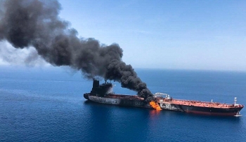 Một tàu chở dầu ngoài khơi nghi bị tấn công bằng máy bay không người lái