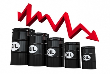 Giá dầu giảm 4%, lo ngại về nhu cầu năng lượng ngày càng tăng