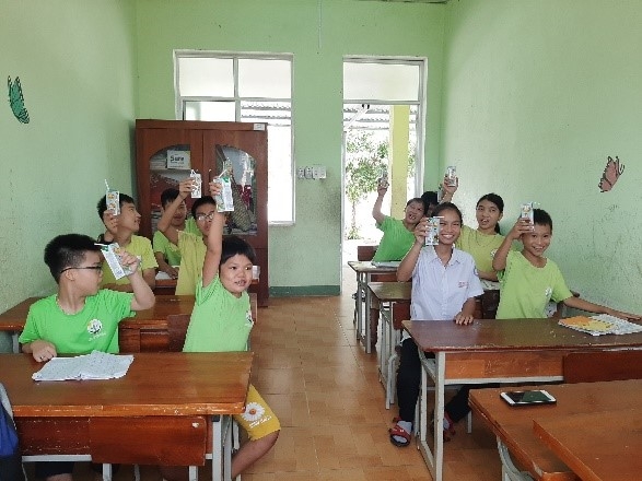 Vinamilk và Quỹ sữa Vươn cao Việt Nam 2021 trao tặng 1,7 triệu ly sữa hỗ trợ trẻ em khó khăn giữa dịch Covid-19