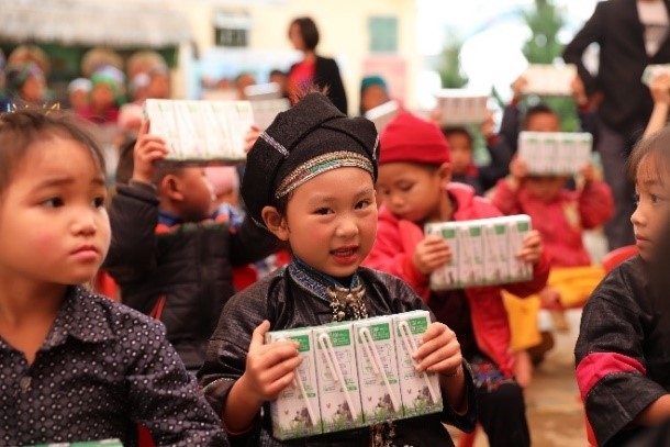 Vinamilk và Quỹ sữa Vươn cao Việt Nam 2021 trao tặng 1,7 triệu ly sữa hỗ trợ trẻ em khó khăn giữa dịch Covid-19
