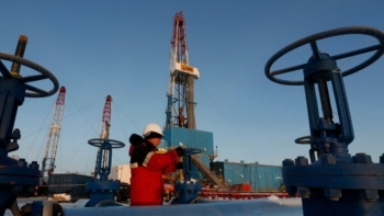 Ủy ban châu Âu đề xuất lệnh cấm dần dần đối với dầu của Nga