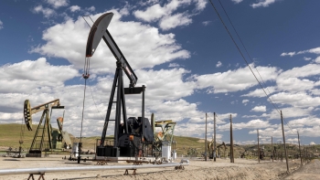 Giá dầu tăng 2% nhưng vẫn báo lỗ hằng tuần do lo ngại suy thoái