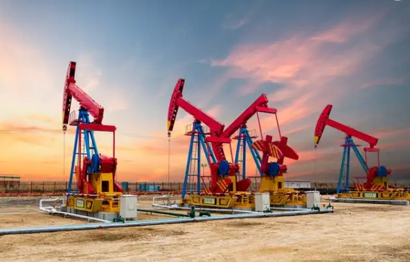 Giá dầu tăng thêm 5 USD do đồng đô la yếu hơn và nguồn cung thắt chặt
