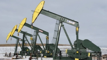 Giá dầu giảm do dự trữ xăng tăng và nối lại nguồn cung