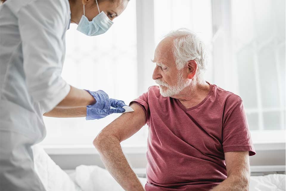 Anh: Tiêm vắc xin liều thứ ba cho những người trên 50 tuổi
