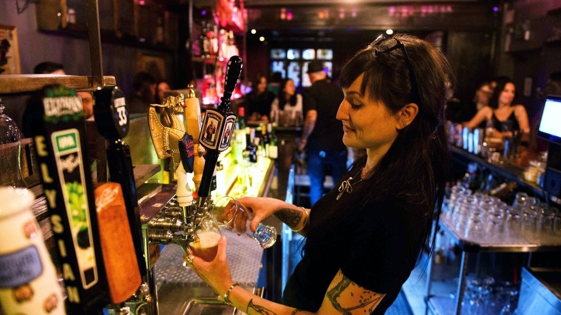 Los Angeles (Mỹ): Quy định chống dịch Covid-19 mới trong các quán bar và câu lạc bộ đêm