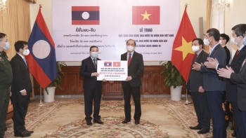 Việt Nam hỗ trợ Lào ứng phó đợt dịch Covid-19 mới