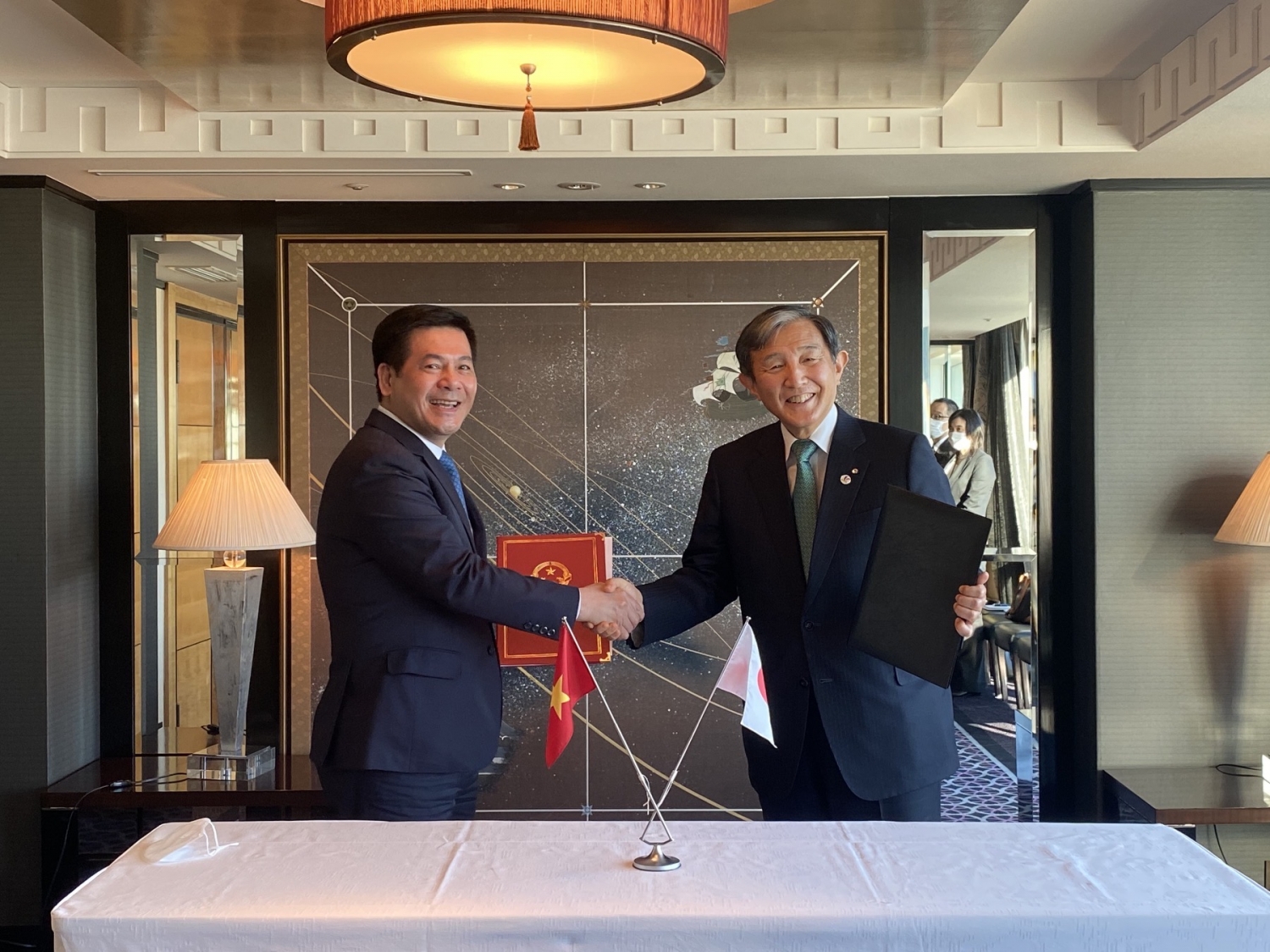 Bộ trưởng Bộ Công Thương Nguyễn Hồng Diên tiếp và làm việc với  Thống đốc tỉnh Wakayama tại Tokyo