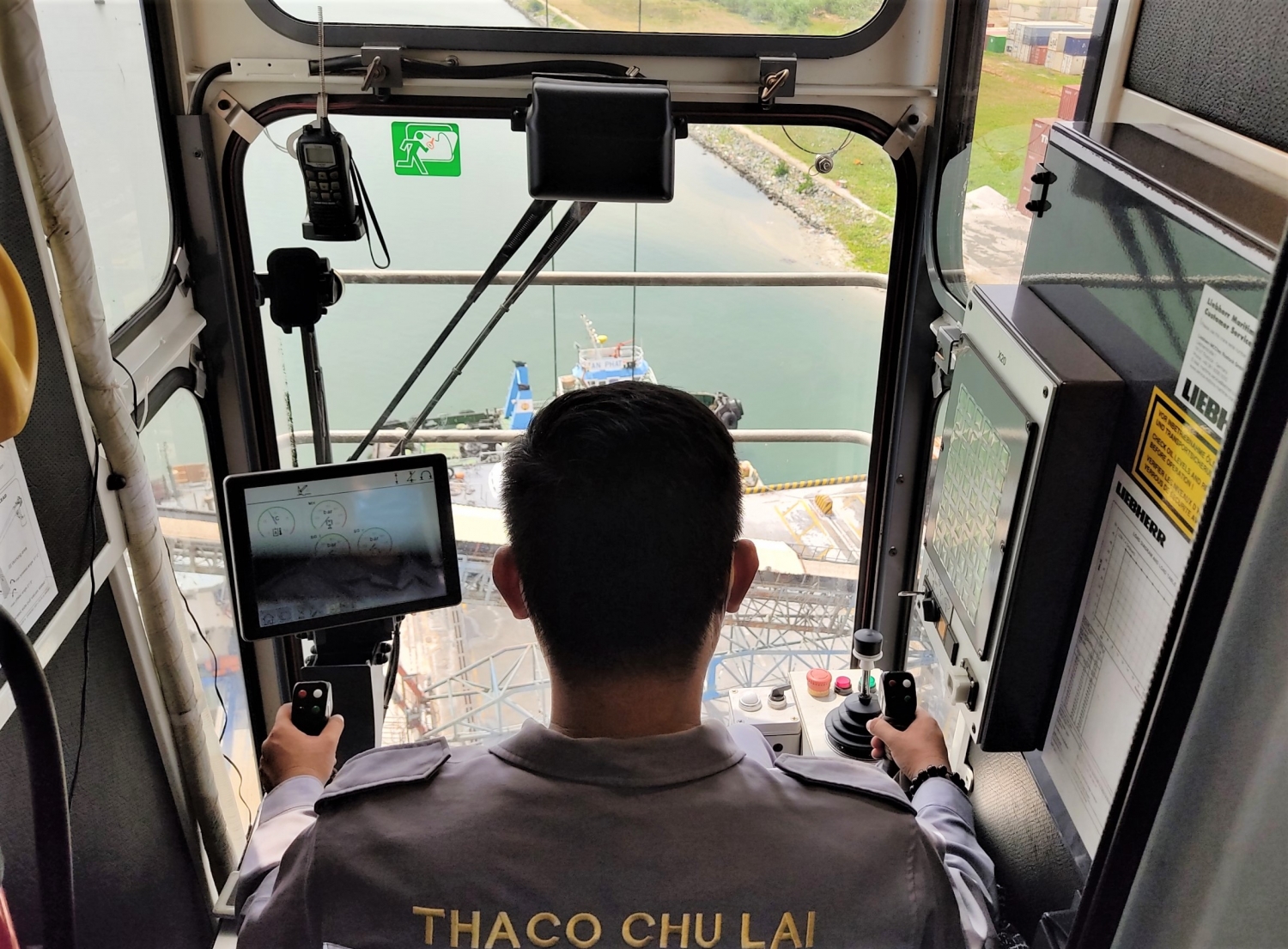 THACO: Lái cẩu Liebherr trên bến cảng và chuyện nghề “nhìn xa, trông rộng”