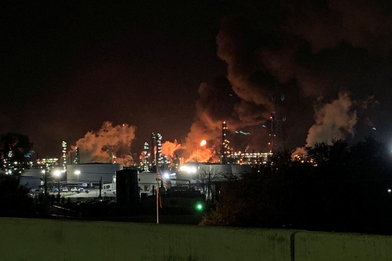 Cháy nhà máy lọc dầu Baytown ở Texas