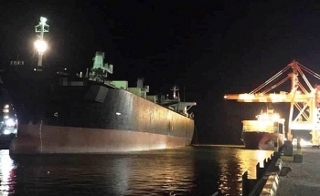 Hai công nhân tử vong do ngạt khí khi dọn hầm tàu hàng