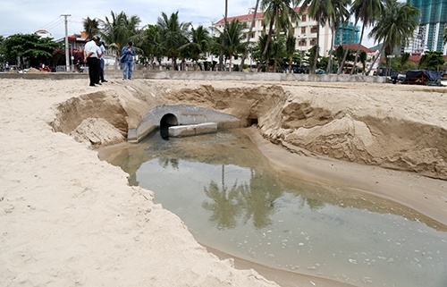 Nước thải từ cống tràn xuống biển Nha Trang