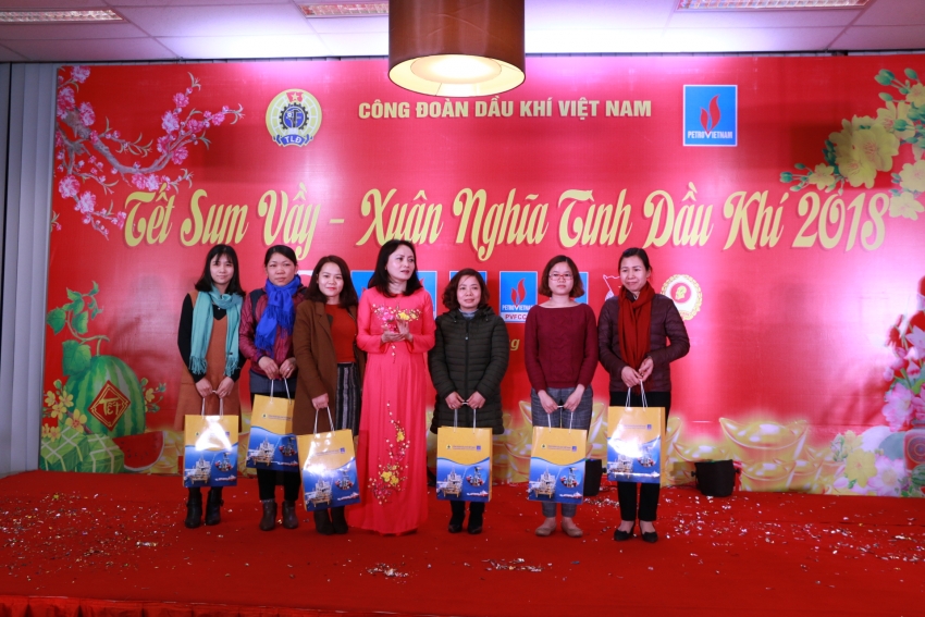 cong doan dau khi viet nam to chuc tet sum vay cho nguoi lao dong phia bac