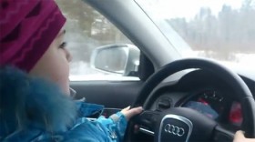 Choáng với bé gái 8 tuổi tự điều khiển xe hơi ở Nga