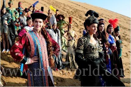 Người đẹp Miss World khoe dáng trên triền cát Nội Mông