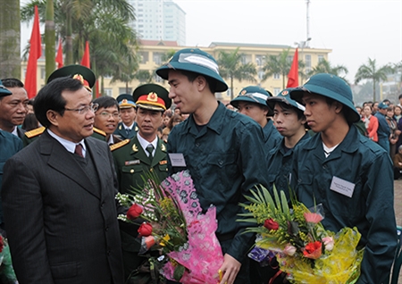 Đồng chí Phạm Quang Nghị, Ủy viên Bộ Chính trị, Bí thư thành ủy Hà Nội dặn dò chiến sĩ mới trước khi lên đường nhập ngũ.