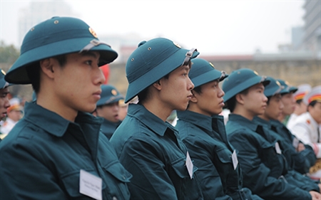 Nhiều chiến sĩ trẻ của Hà Nội đã tình nguyện làm đơn xin nhập ngũ.
