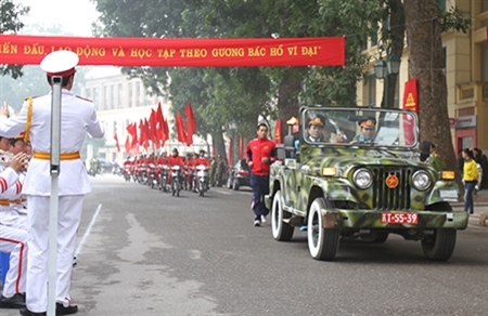 Đoàn rước đuốc của quận Hoàn Kiếm trong ngày hội tòng quân đang tiến về lễ đài.