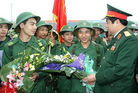 Đại tướng Phùng Quang Thanh, Ủy viên Bộ Chính trị, Phó bí thư Quân ủy Trung ương, Bộ trưởng Bộ Quốc phòng tặng hoa, động viên thanh niên huyện Đan Phượng (Hà Nội).