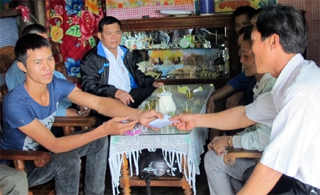 Gặp mặt, tặng quà cho thanh niên Nguyễn Văn Tiền, xã Quảng Tiến, huyện Cư M’gar, tỉnh Đắc Lắc