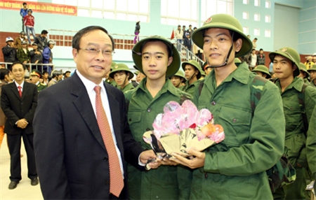 Ông Nguyễn Văn Cao, Chủ tịch UBND tỉnh Thừa Thiên- Huế tặng hoa và căn dặn các thanh niên huyện Quảng Điền lên đường nhập ngũ