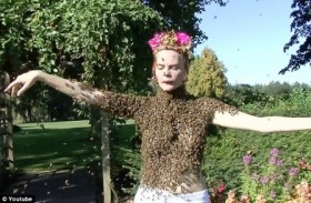Hãi hùng người phụ nữ cho 12 ngàn con ong đậu khắp cơ thể