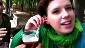 Sốc với cô gái uống bia bằng tai