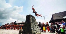 Thót tim với lễ hội nhảy đá ở Indonesia