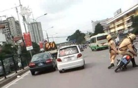 Cư dân mạng “dậy sóng” vì clip CSGT Hà Nội đuổi bắt “ô tô điên”