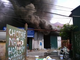 Cháy lớn thiêu rụi xưởng sơn ở Hà Nội