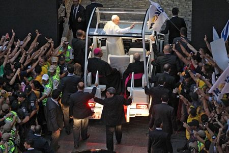 Giáo hoàng Francis vẫy tay chào mọi người trong chuyến thăm quê nhà tại Rio de Janeiro, Brazil.