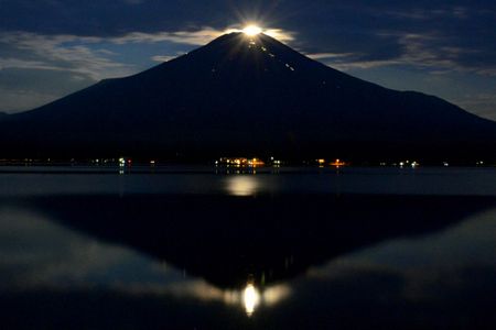 Trăng tròn trên đỉnh núi Phú Sĩ tại Yamanakako, Yamanashi, Nhật Bản.