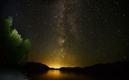 Dải ngân hà thắp sáng bầu trời đêm trên hồ McDondald tại công viên quốc gia Glacier, Montana, Mỹ.