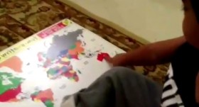 Kinh ngạc bé 18 tháng tuổi và khả năng nhận biết các nước trên bản đồ