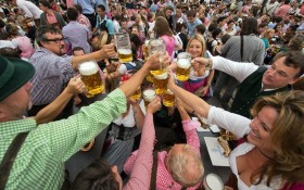 Hòa mình vào lễ hội bia lớn nhất nước Đức