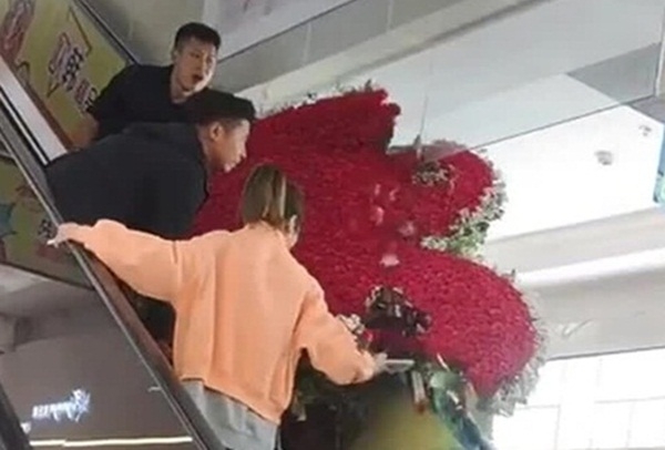 Mua hơn 1.000 bông hồng níu kéo tình cảm vợ cũ, người đàn ông gặp họa không ngờ