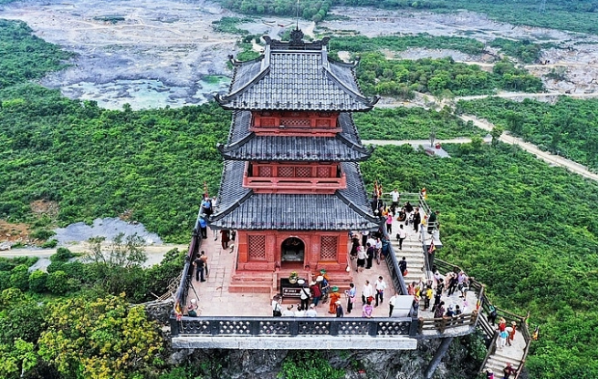 Cảnh sắc chùa Tam Chúc - Vịnh Hạ Long trên cạn