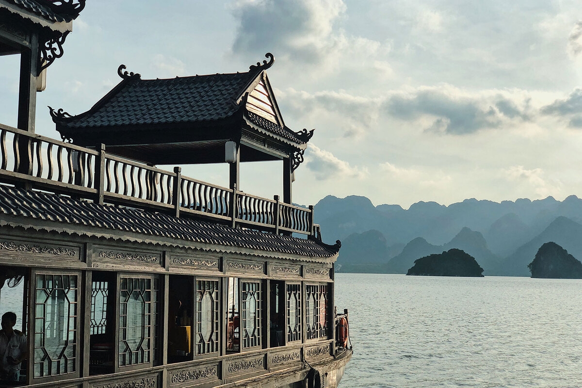 Cảnh sắc chùa Tam Chúc - Vịnh Hạ Long trên cạn
