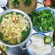 Lẩu gà lá é Đà Lạt