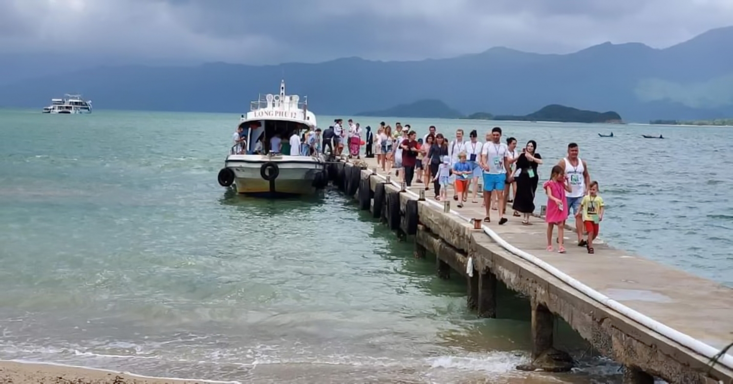Du khách Nga tham quan đảo Khỉ Nha Trang