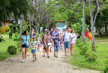 Du khách Nga tham quan đảo Khỉ (Nha Trang)