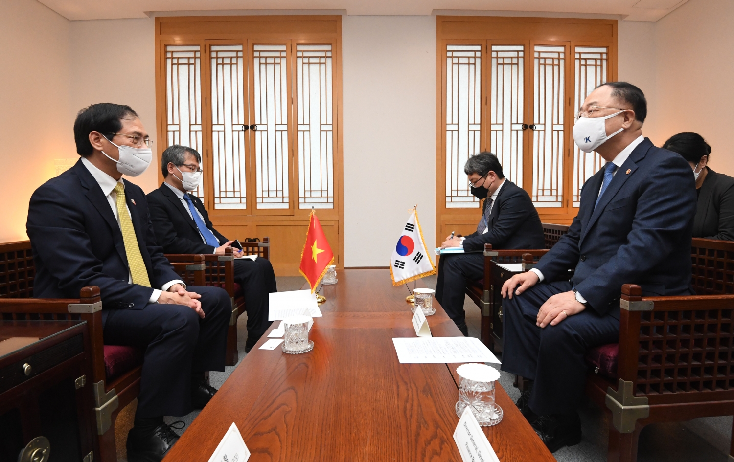 Bộ trưởng Ngoại giao Bùi Thanh Sơn hội kiến Chủ tịch Quốc hội và Phó Thủ tướng, Bộ trưởng Bộ Tài chính Hàn Quốc