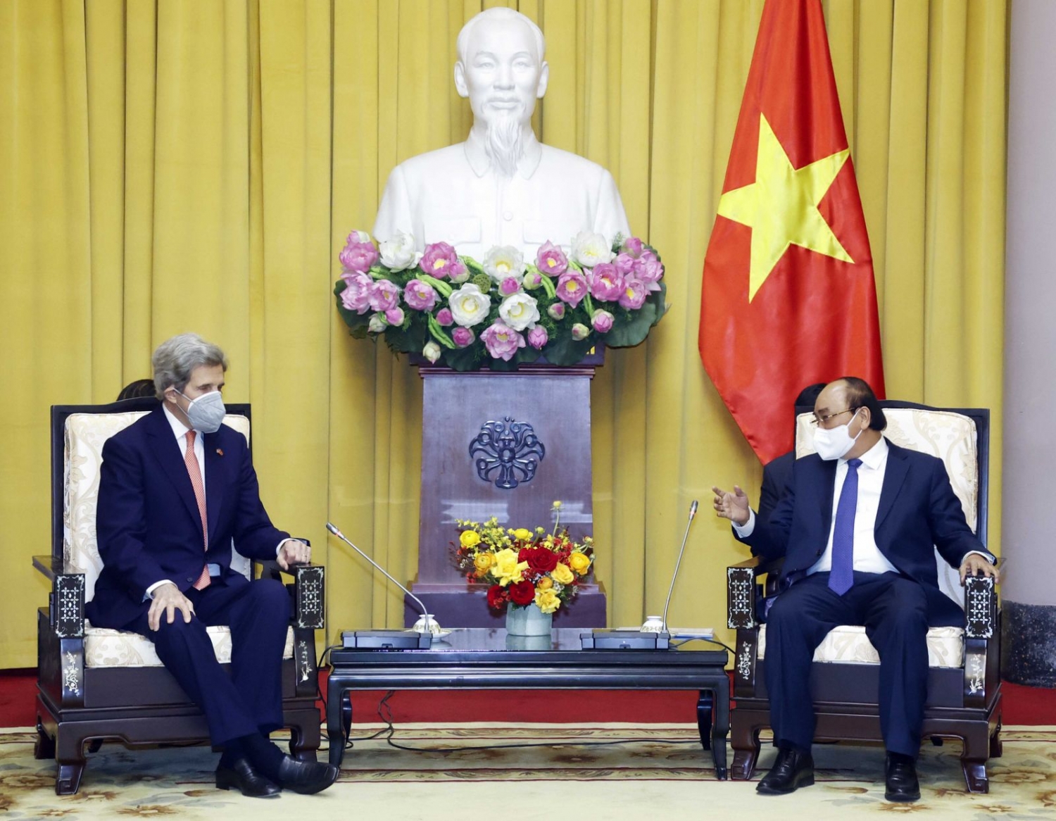 Chủ tịch nước Nguyễn Xuân Phúc tiếp Đặc phái viên của Tổng thống Hoa Kỳ John Kerry