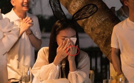 Huy Trần cầu hôn Ngô Thanh Vân trong tiệc sinh nhật