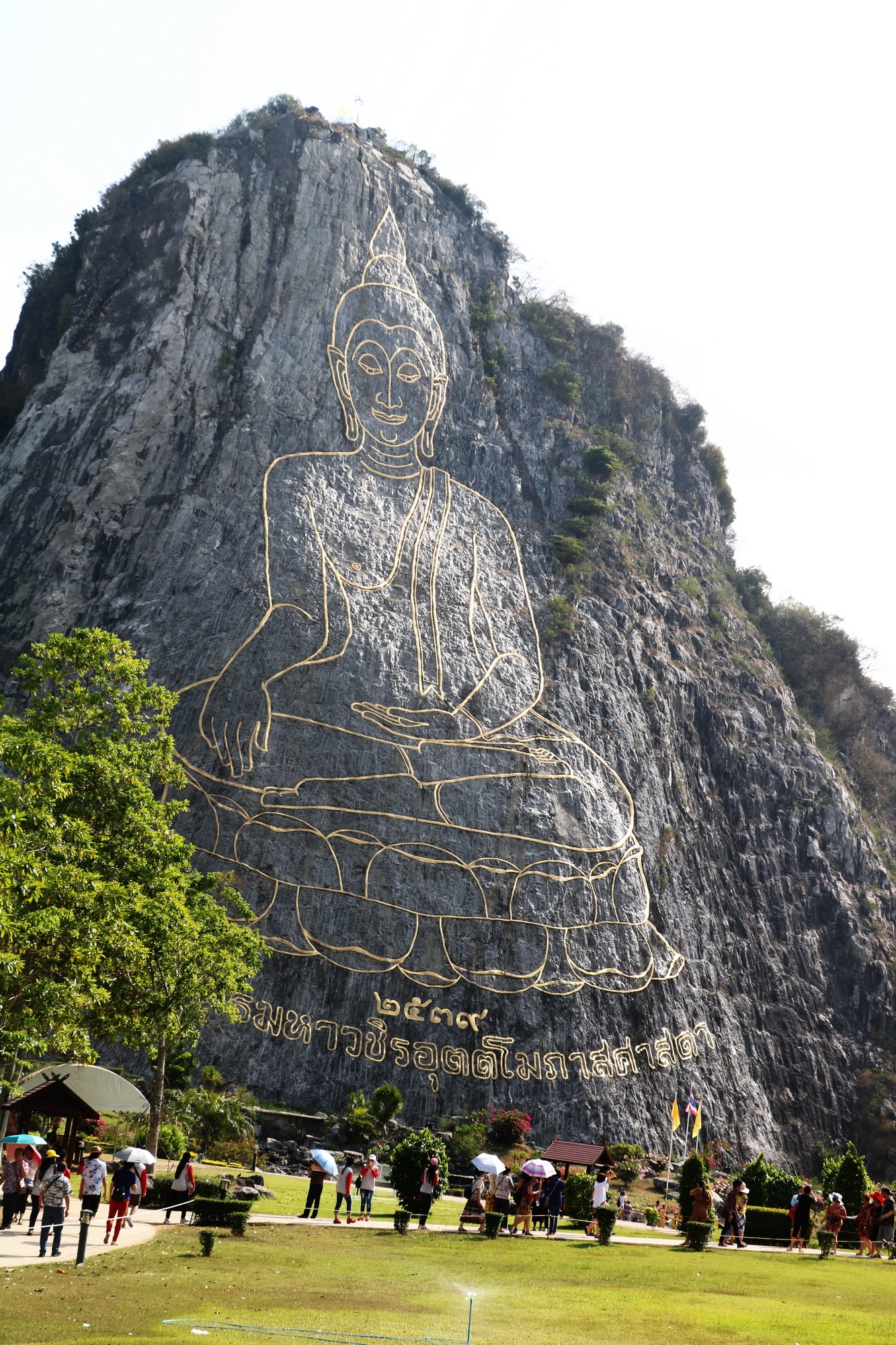 Tượng Phật Vàng trên núi Chon Buri
