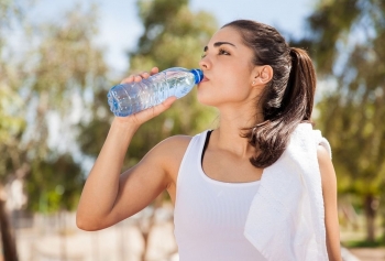 Mỗi ngày cần uống bao nhiêu nước và mẹo để uống đủ nước