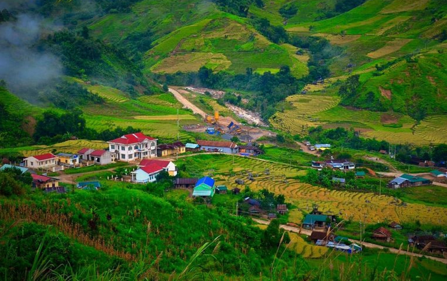 Mùa vàng ruộng bậc thang ở thung lũng Măng Ri