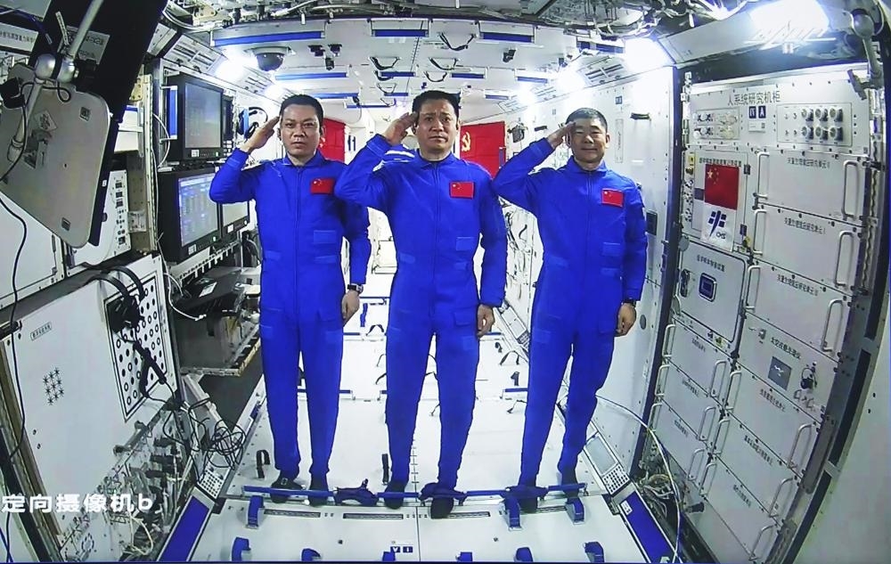 Phi hành gia Trung Quốc lần đầu tiên đi bộ ngoài không gian trạm vũ trụ mới