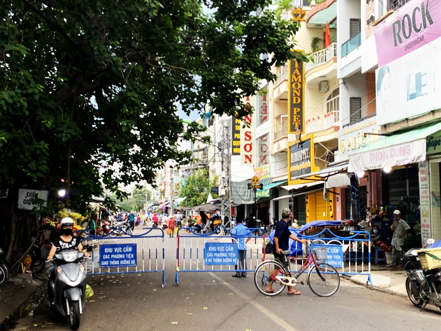 Khánh Hòa: Nha Trang, Ninh Hòa phát phiếu cho người dân đi chợ